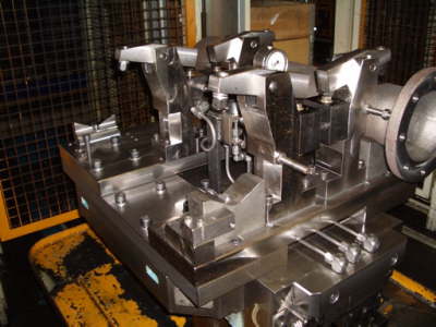 Hydraulische Spannvorrichtung f�r Bearbeitungszentrum